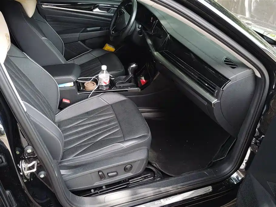 Volkswagen Passat 2022 330TSI Luxury Edition фото 8