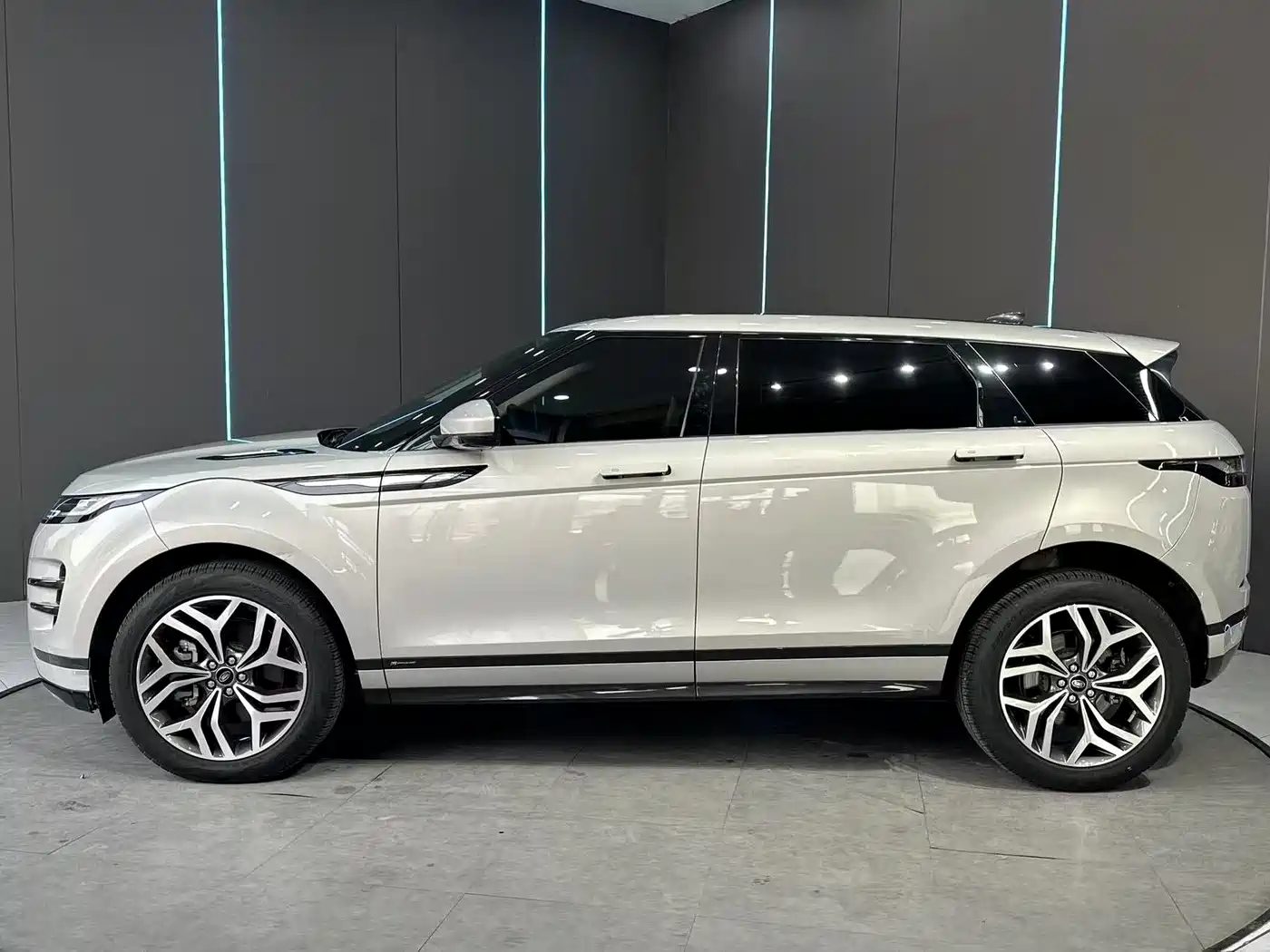 Land Rover Range Rover Evoque 2021 Range Rover Evoque L 249PS R-Dynamic S Performance Edition фото 5