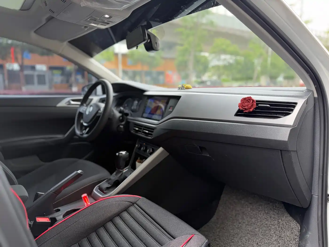 Volkswagen Polo 2019 Plus 1.5L Automatic Panorama Enjoyment Edition фото 12