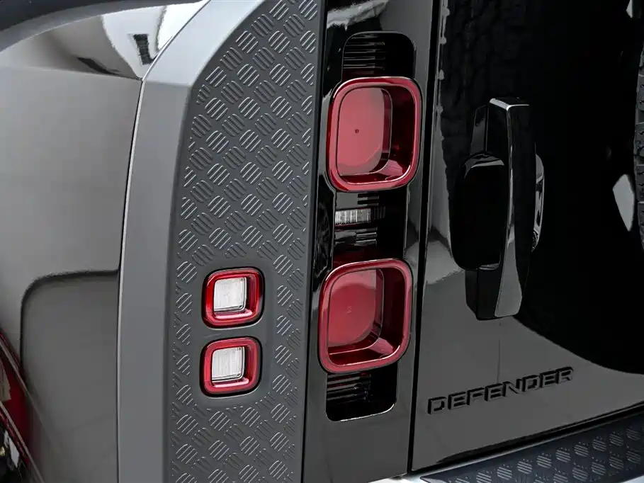 Land Rover Defender 2024 110 3.0T P400 Dark Special Edition фото 40
