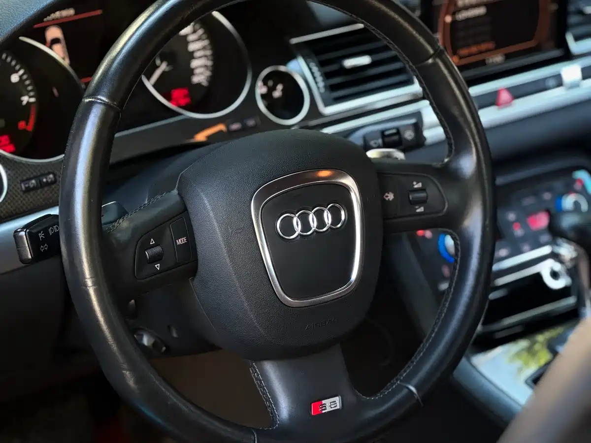 Audi S8 2008 Model S8 5.2FSI quattro фото 3