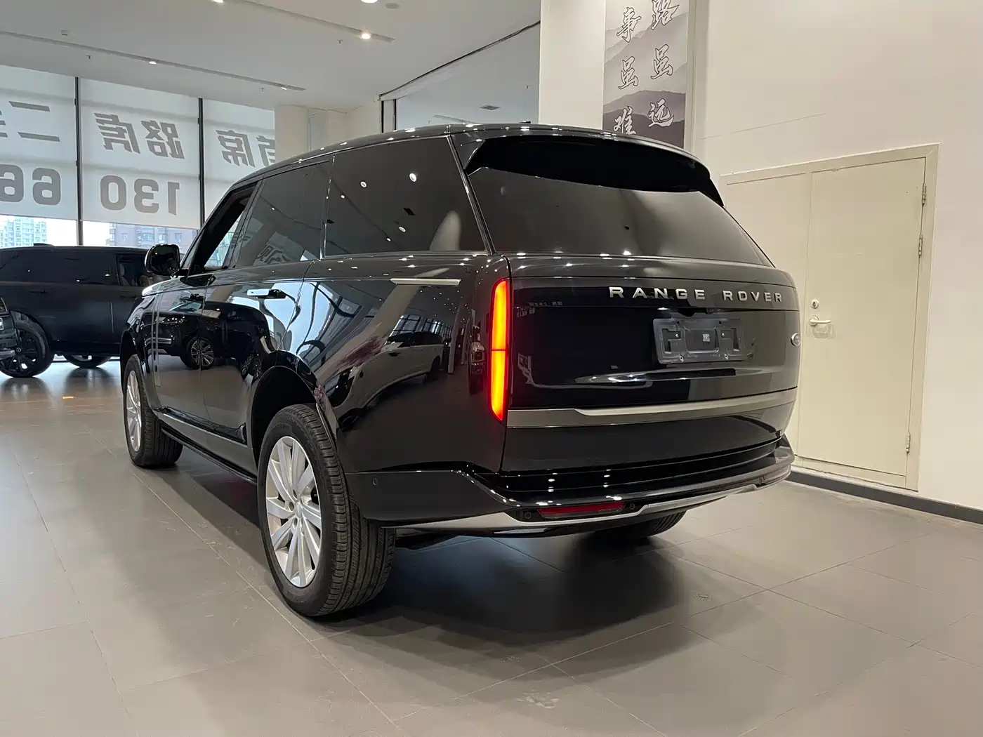 Land Rover Range Rover 2024 3.0 L6 360PS Golden Age Edition фото 21