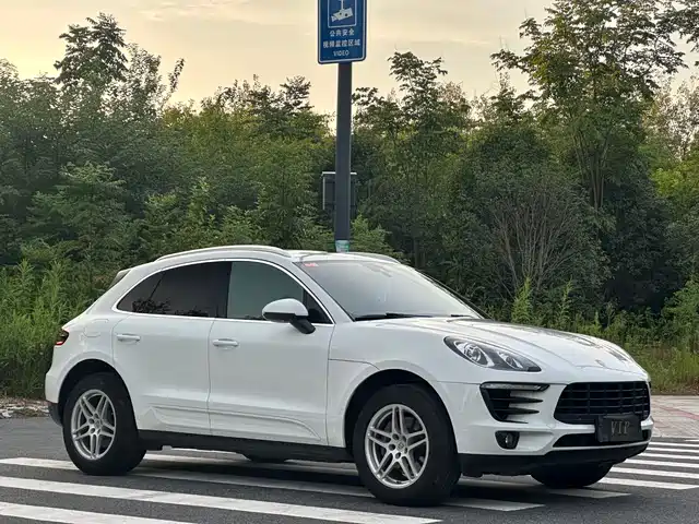 PORSCHE MACAN