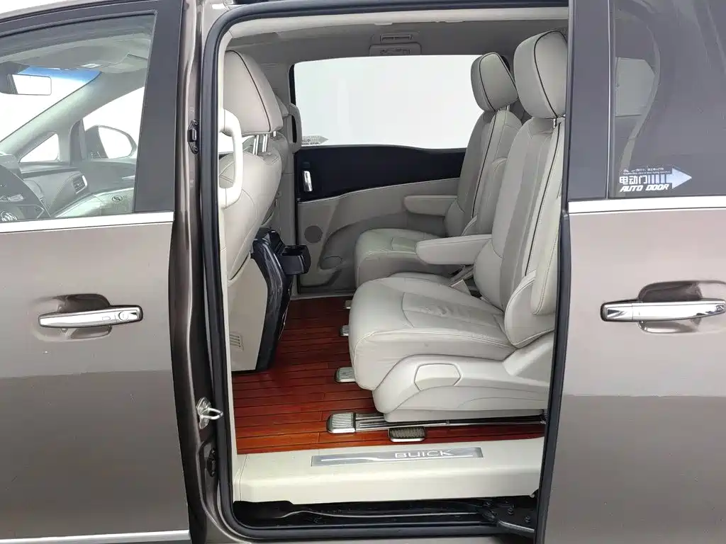 Фото 15 - Buick GL8