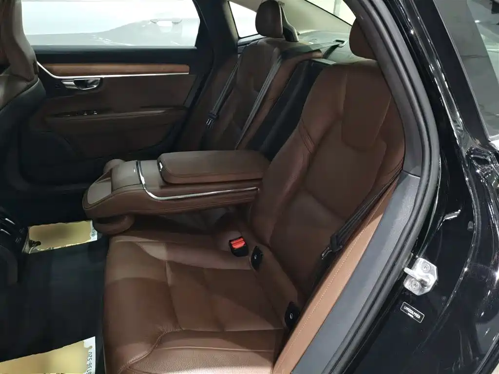 Фото 14 - Volvo S90