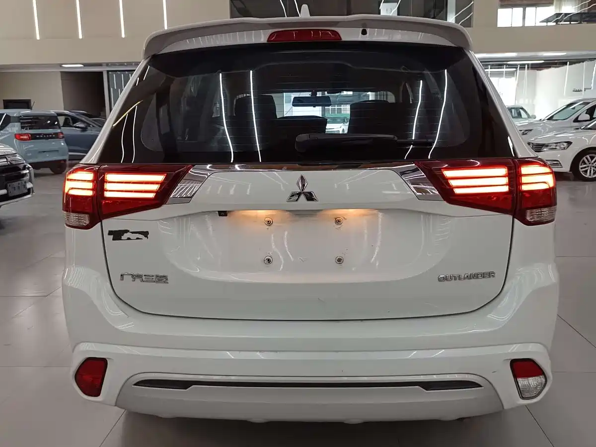 Mitsubishi Outlander 2021 2.0L 2WD Smooth Ride Version 5-Seater фото 2