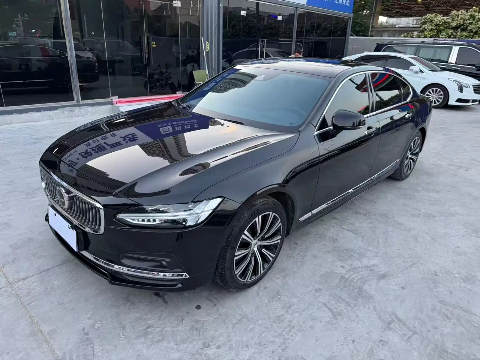 Фото 1 - Volvo S90