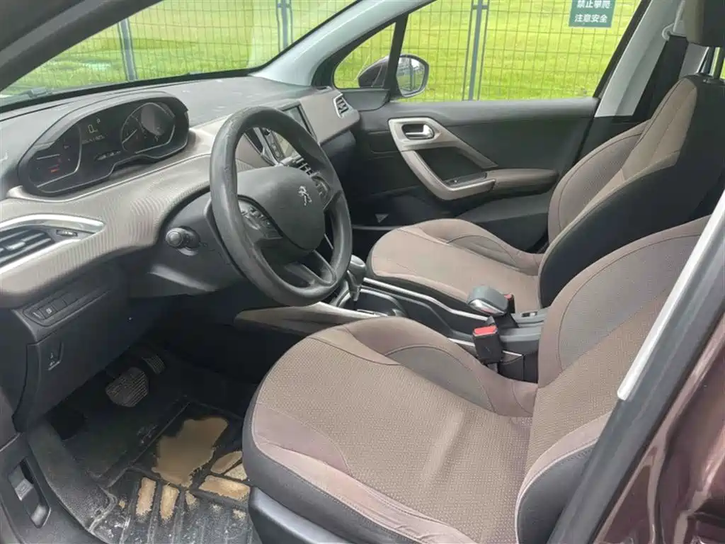 Peugeot 2008 2014 1.6L Automatic Fashion Edition фото 14