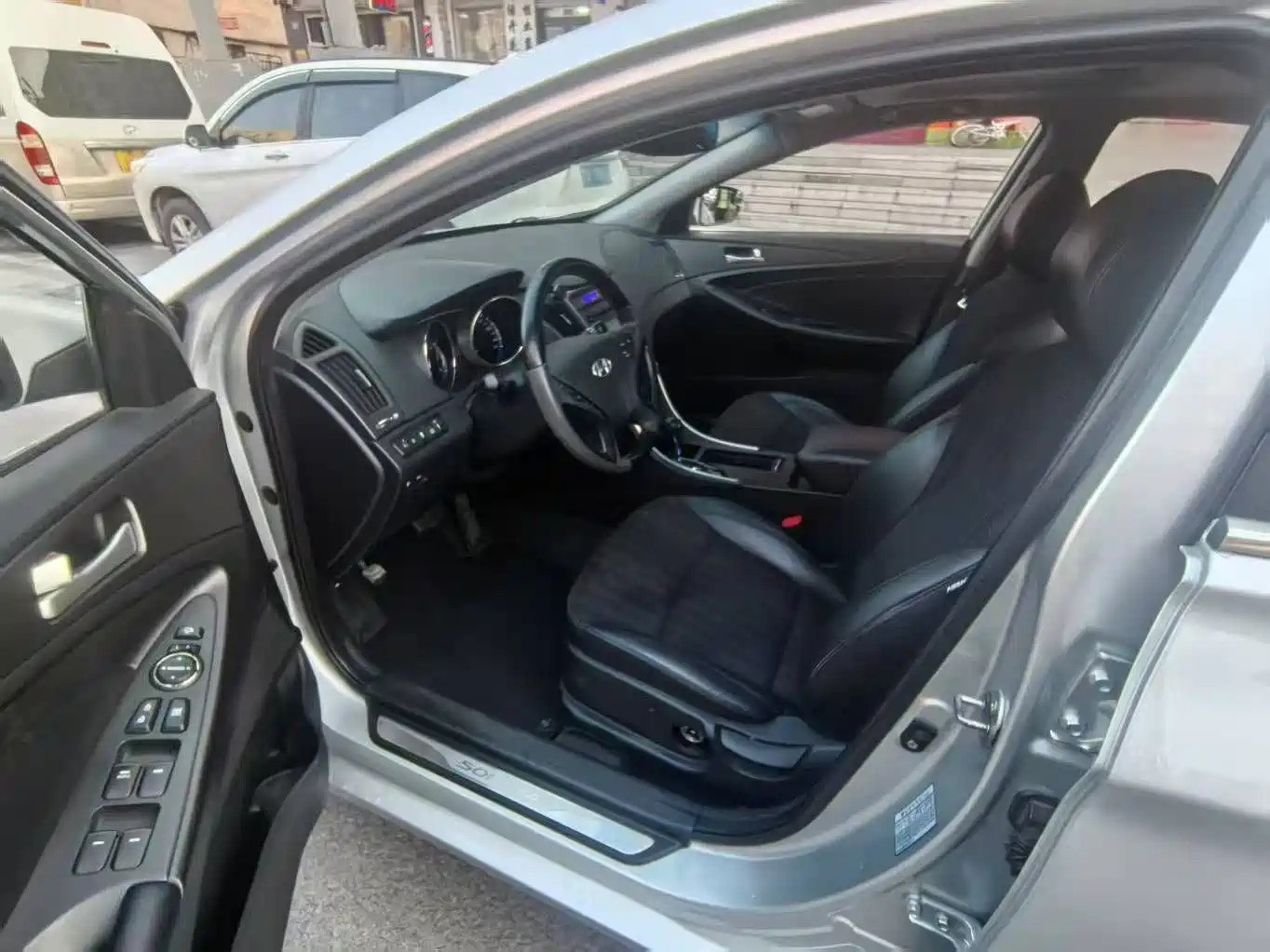 Hyundai Sonata 2011 2.0L Auto Supreme Edition фото 8