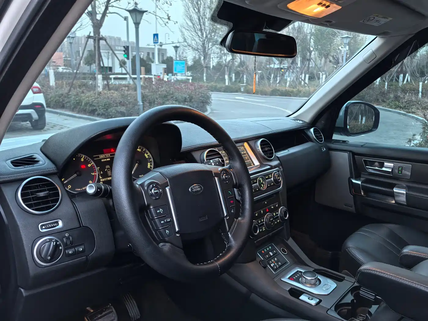 Land Rover Discovery 2016 3.0 SC V6 HSE фото 8