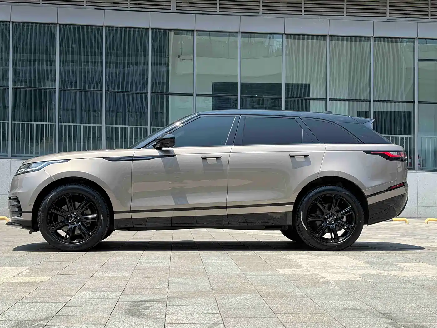 Фото 4 - Land Rover Range Rover Velar