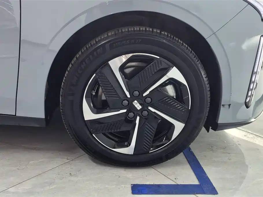 Geely Galaxy Galaxy L6 2024 125km PLUS Soaring Dragon Edition фото 6