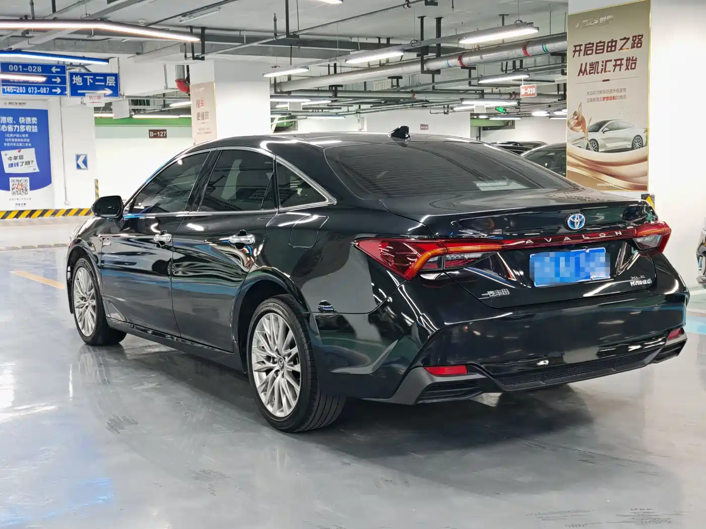 Toyota Avalon 2023 Hybrid 2.5L Luxury Edition фото 16