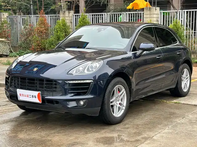 PORSCHE MACAN