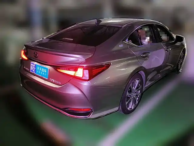 Lexus ES 2019 300h Millionth Anniversary Limited Edition China VI — фото 2