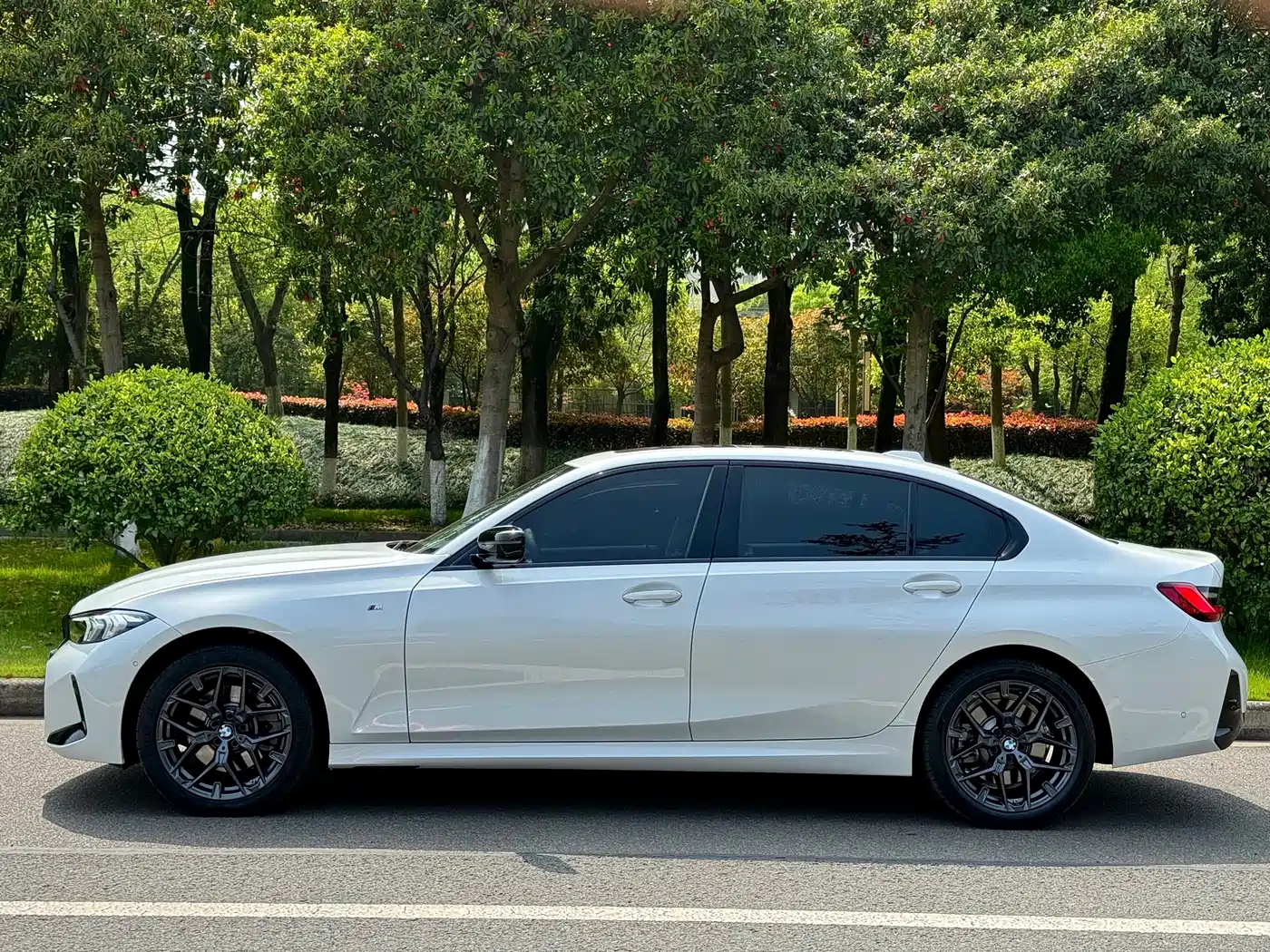 BMW 3 Series 2025 330Li M Sport Night Edition фото 3