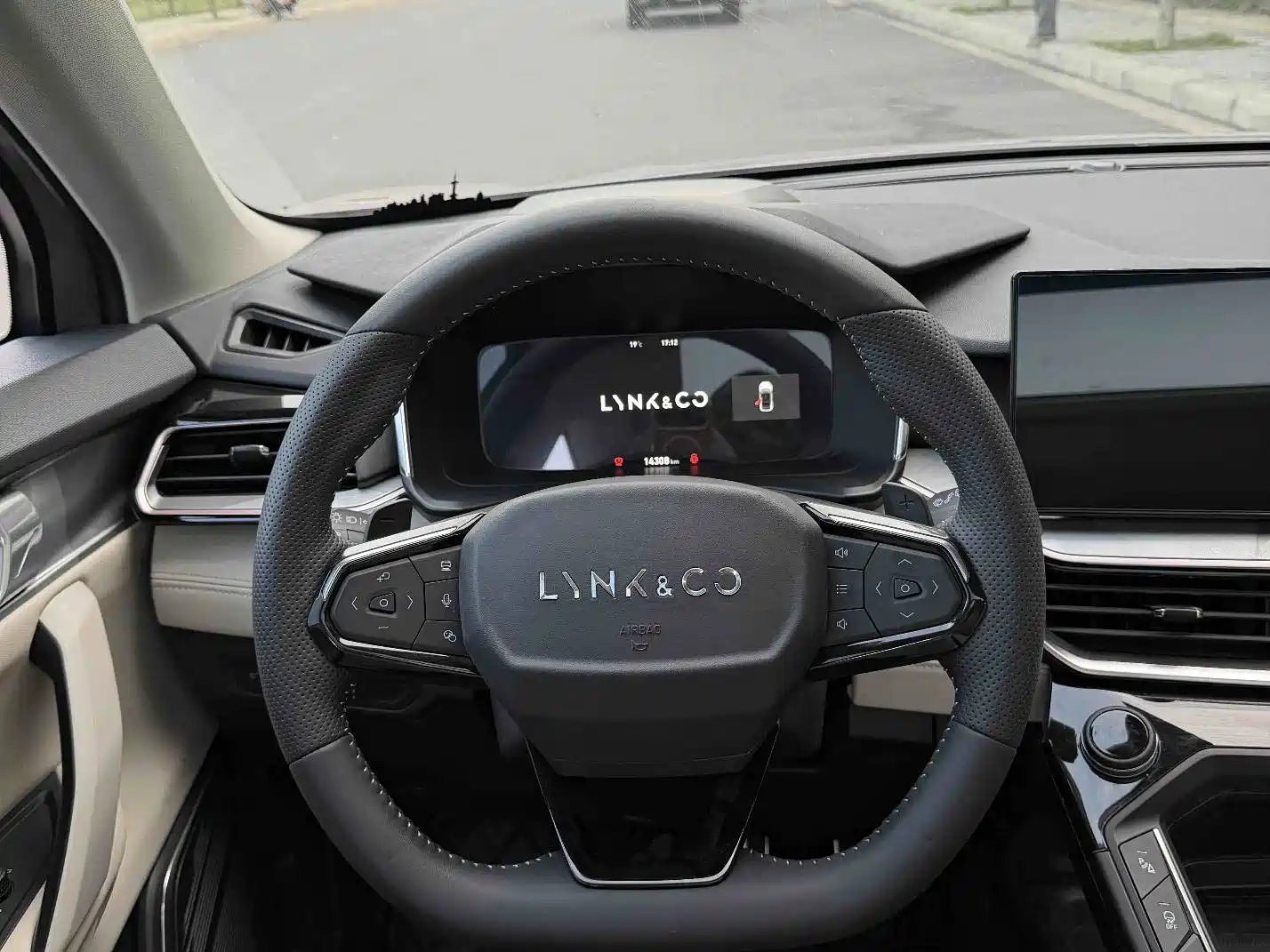 Photo 8 - Lynk & Co 06