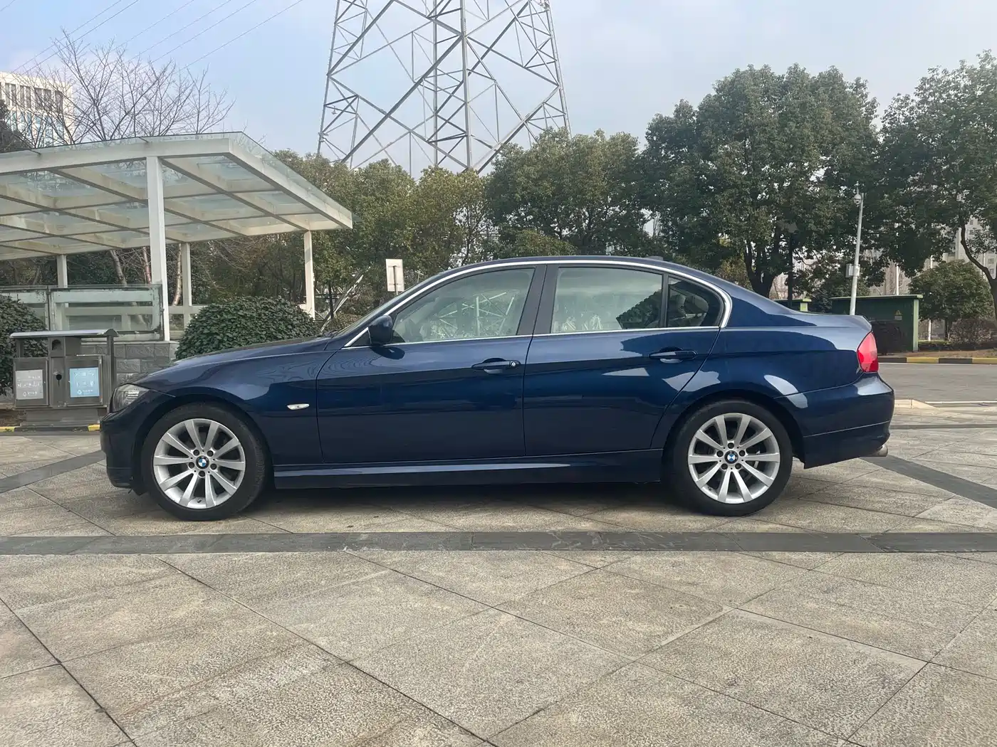 BMW 3 Series 2010 325i Luxury фото 3
