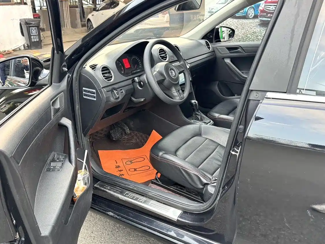Volkswagen Jetta 2015 1.6L Auto Trend фото 10