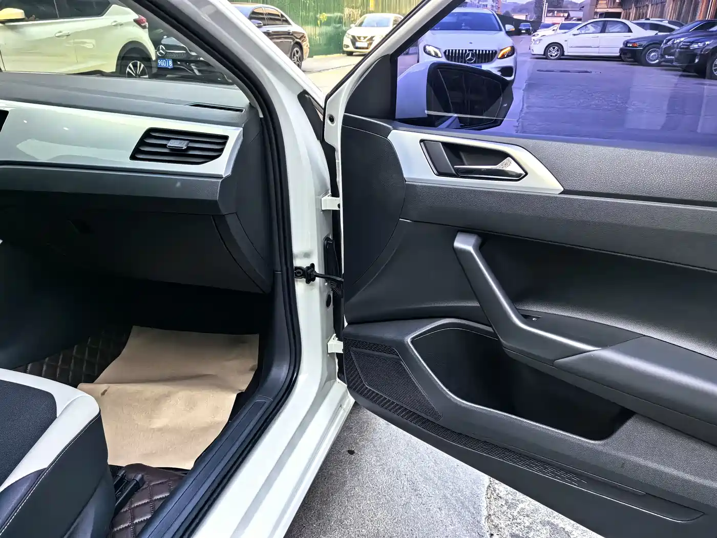 Volkswagen Polo 2019 Plus 1.5L Automatic Colorful Tech Edition фото 15