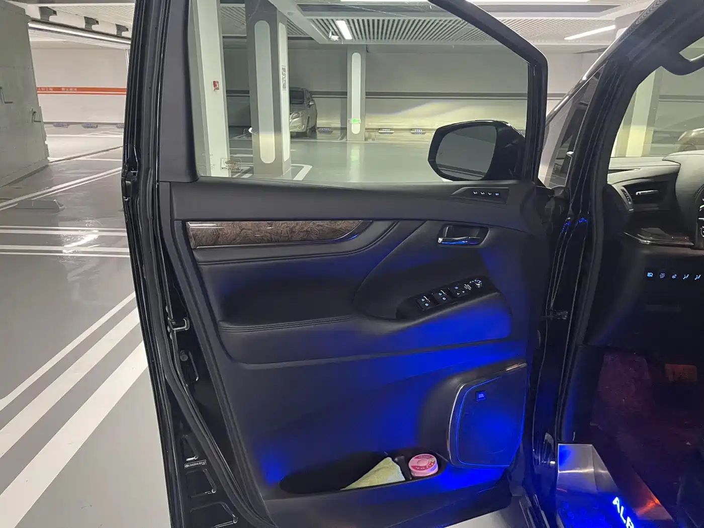 Toyota Alphard 2020 Hybrid 2.5L Premium Edition фото 6
