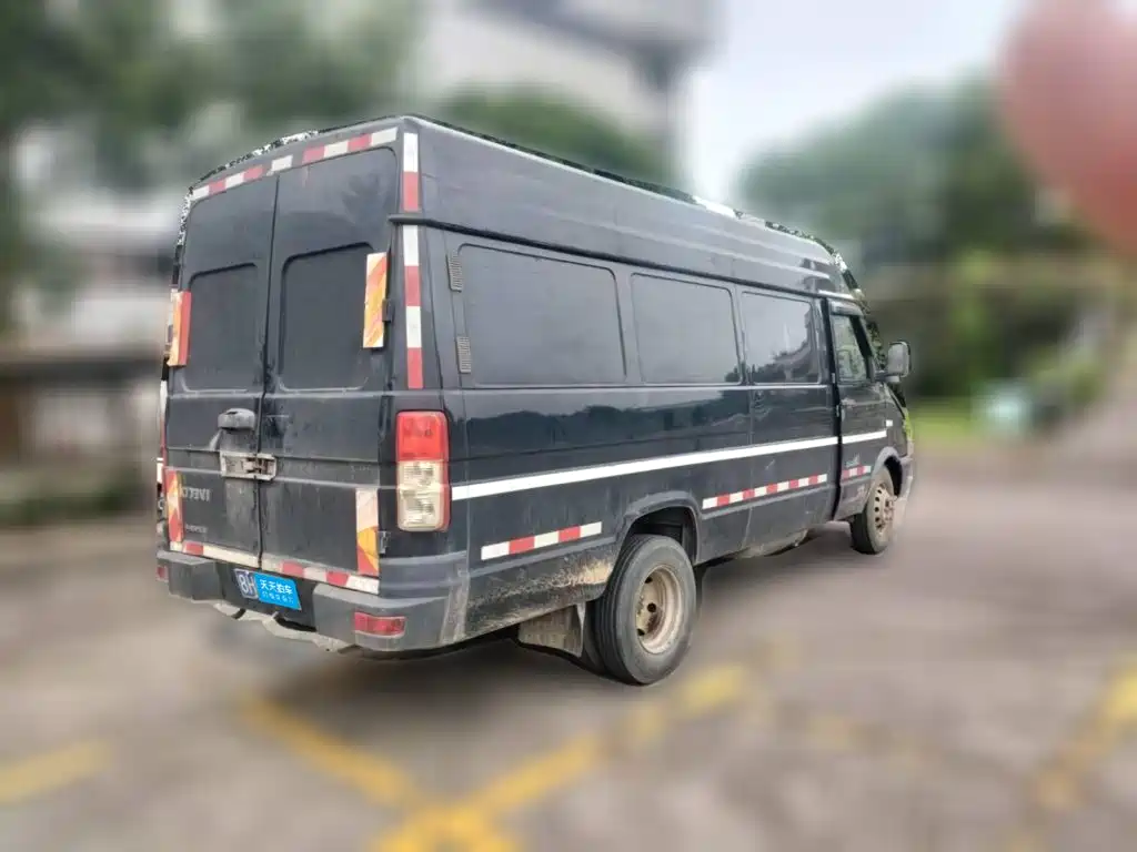 Iveco Daily 2018 2017 Model 2.8T V40 Van Medium Roof 3/6 Seats 43S5