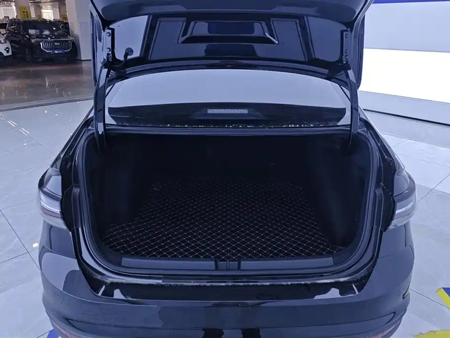 Volkswagen Lavida 2023 New Sharp 1.5L Auto Premium Edition фото 4