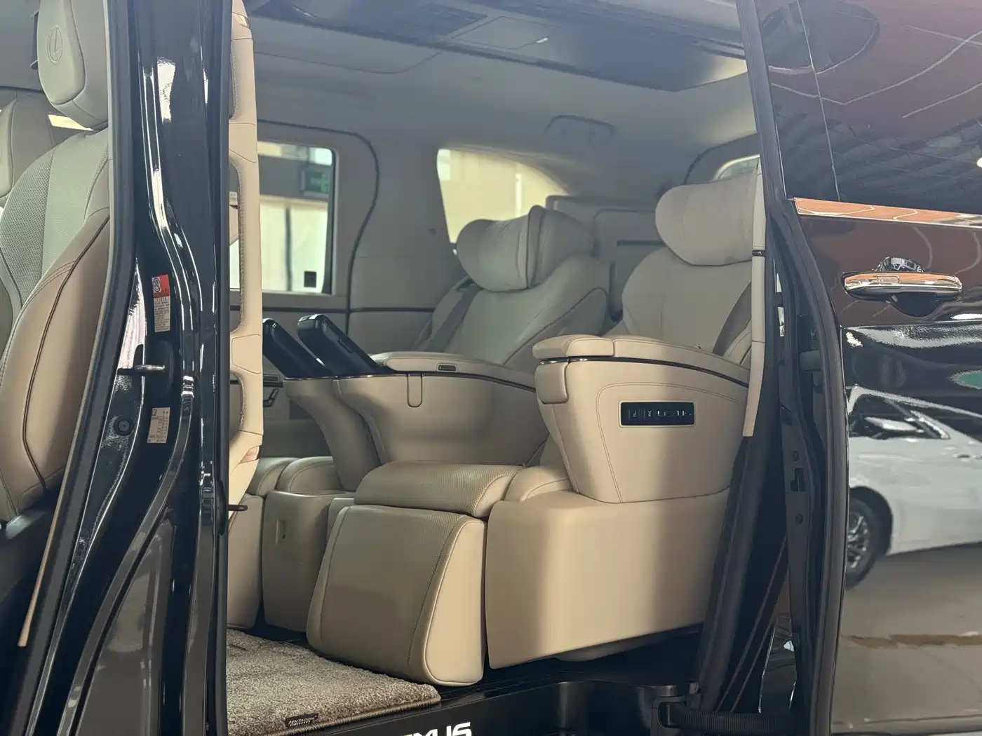 Lexus LM 2023 500h 6-Seater Prestige Edition фото 16