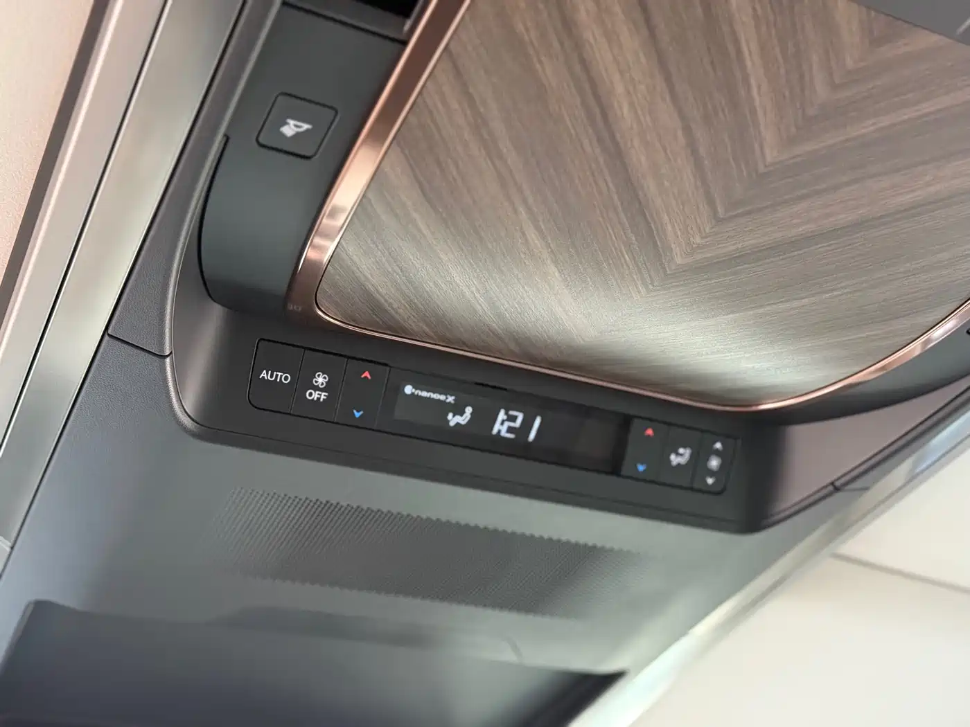 Lexus LM 2023 500h 6-Seater Prestige Edition фото 21