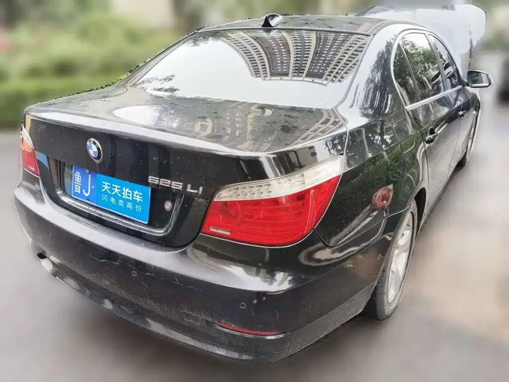 Photo 2 - BMW 5 Series