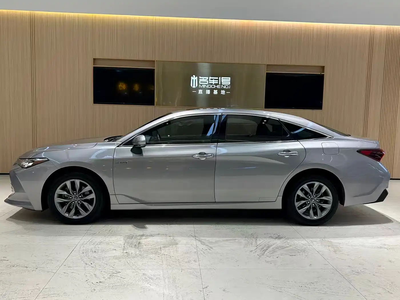Toyota Avalon 2019 Hybrid 2.5L Luxury Edition China V фото 3