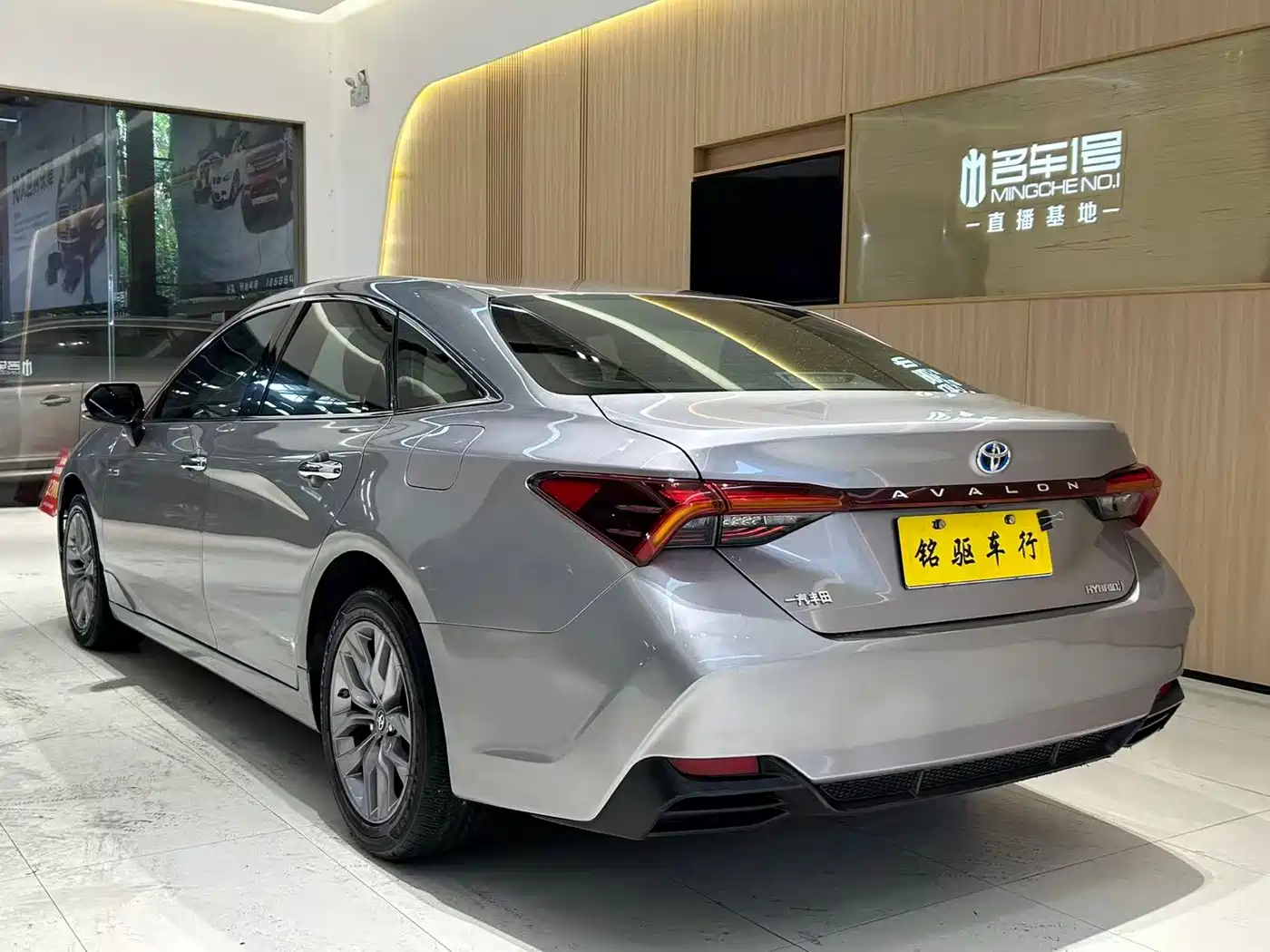 Toyota Avalon 2019 Hybrid 2.5L Luxury Edition China V фото 4