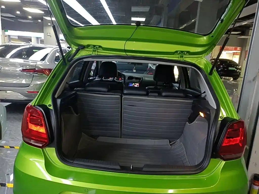 Volkswagen Polo 2014 1.6L Automatic Luxury Edition фото 19