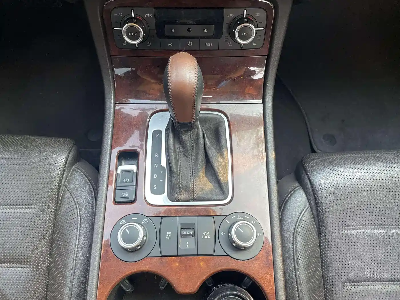 Volkswagen Touareg 2011 3.0TSI Premium фото 13