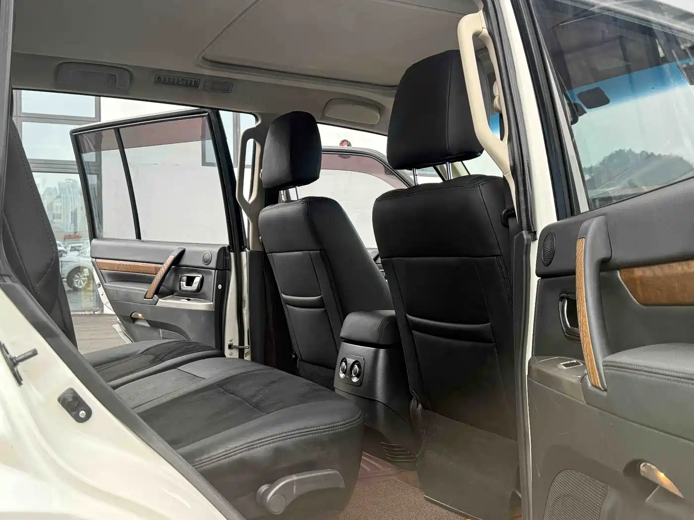 Mitsubishi Pajero (Import) 2018 3.0L Automatic Standard Edition фото 9
