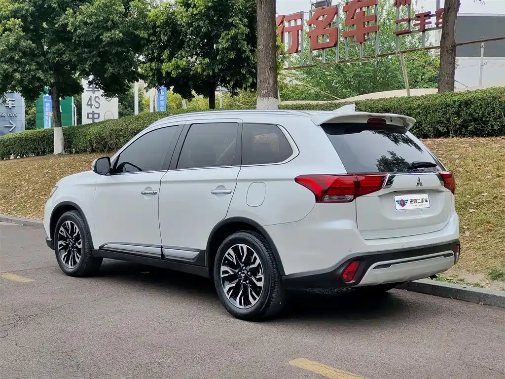 Mitsubishi Outlander 2019 2.4L 4WD Deluxe Edition 7-seater China V фото 4