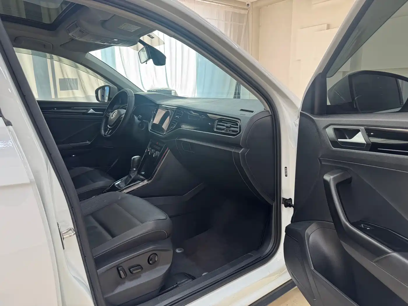 VOLKSWAGEN T ROC EXPLORING SONGS