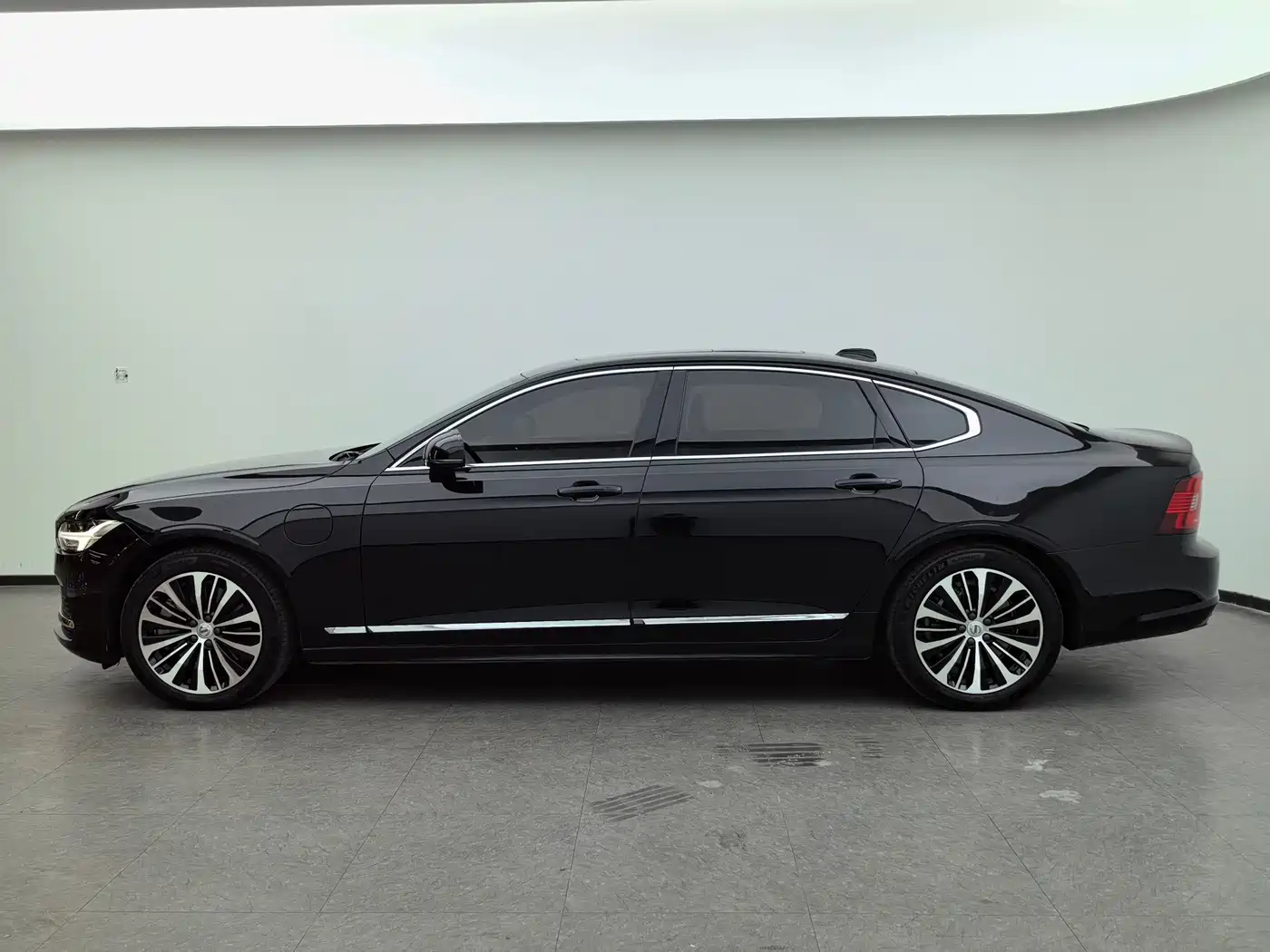 Volvo S90 Plug-in Hybrid 2024 2024 PHEV AWD Long Range Momentum Luxury Edition