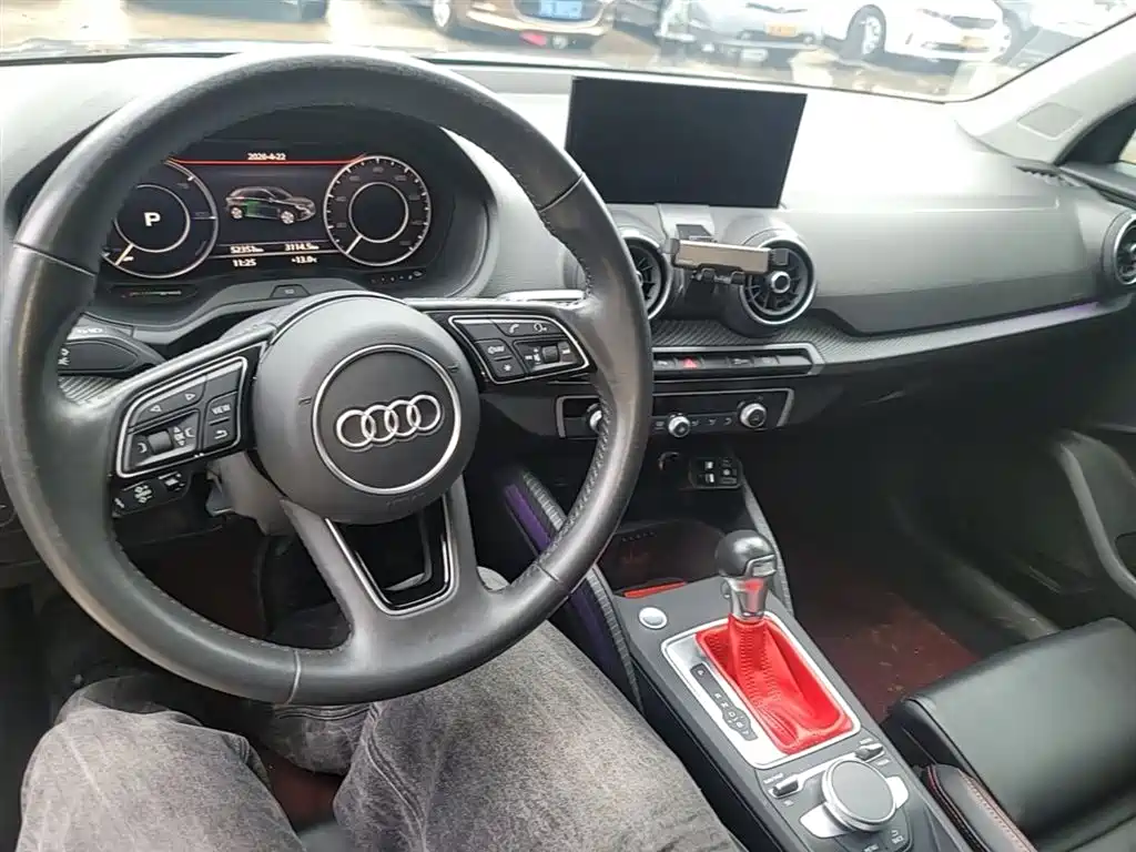 AUDI Q2L E-TRON