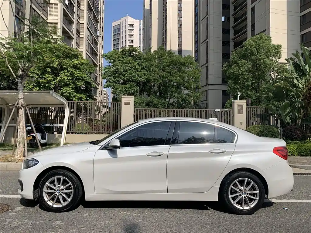 BMW 1 Series 2019 118i Fashion Edition фото 4