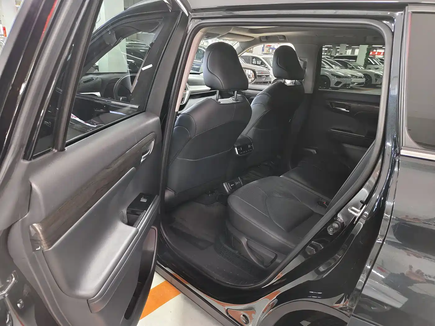 Toyota Highlander 2022 Dual Engine 2.5L 4WD Supreme Edition 7-Seater фото 7