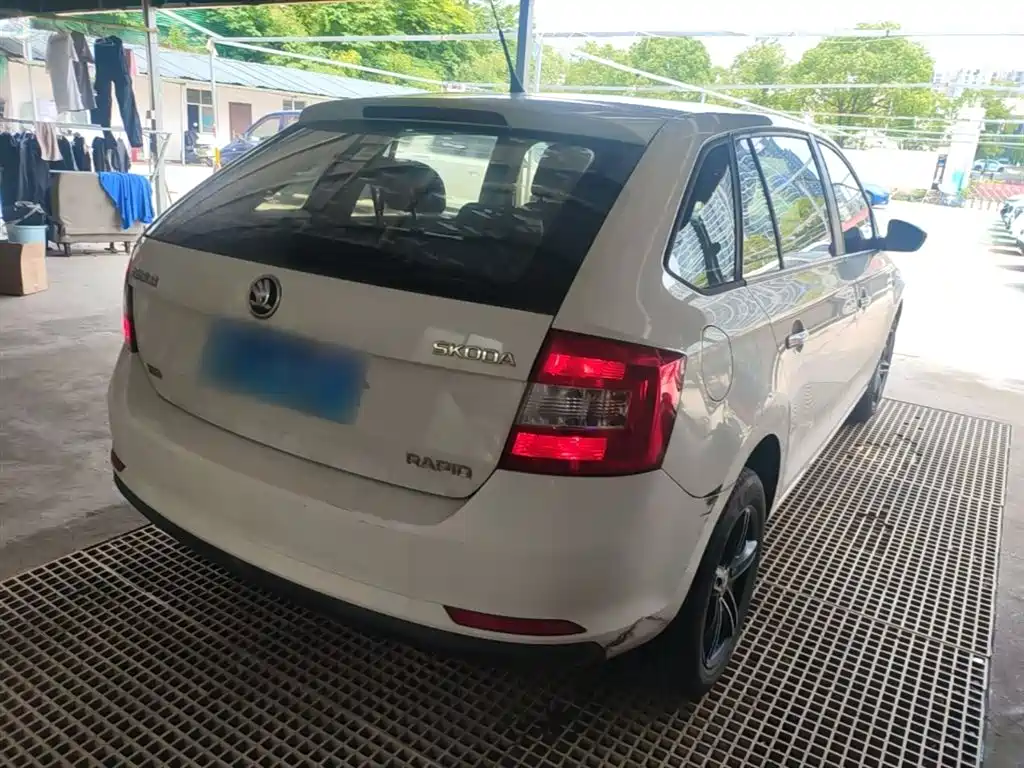 Škoda Skoda Rapid Spaceback 2016 1.6L Automatic Advance Edition фото 7