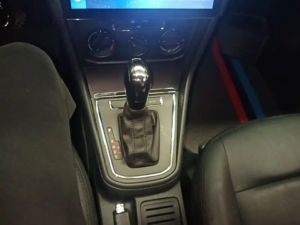 Volkswagen Bora 2018 1.5L Automatic Fashion фото 14