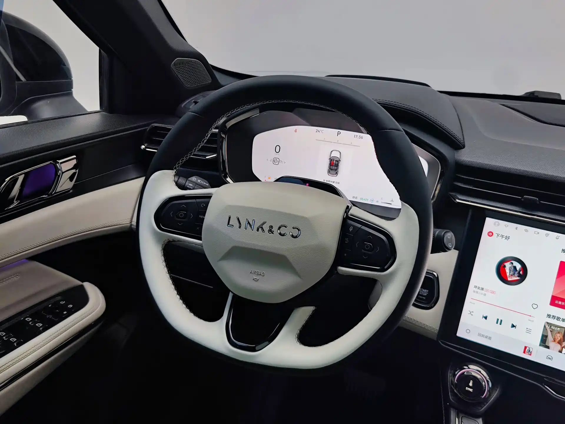 Photo 16 - Lynk & Co 01