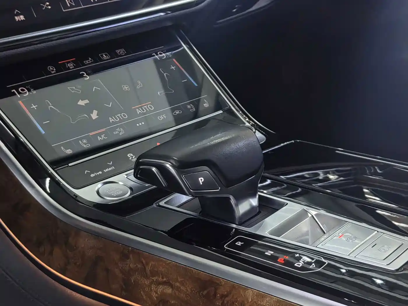 Photo 21 - Audi A8