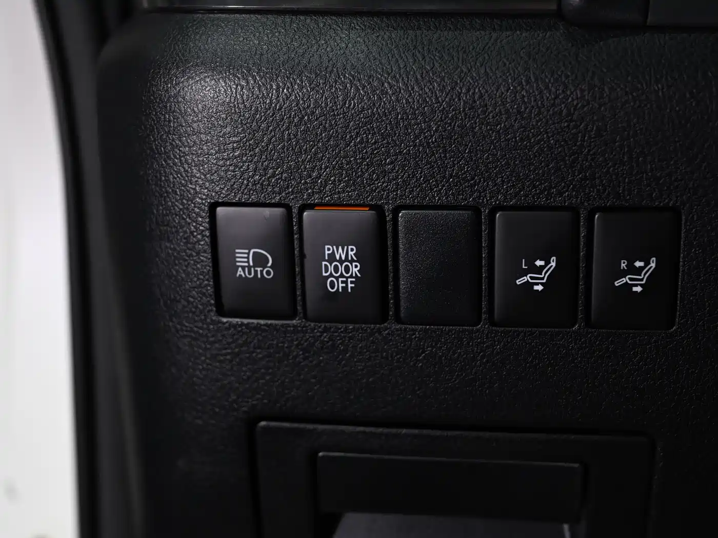 Lexus LM 2020 300h 4-Seat Imperial Edition фото 10