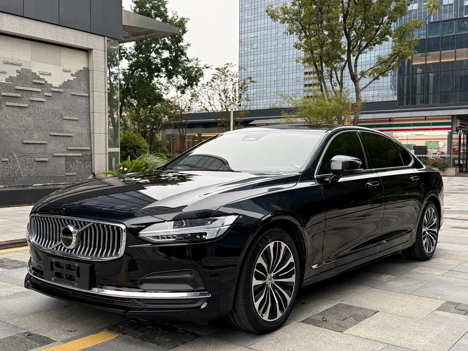 صورة 1 - Volvo S90