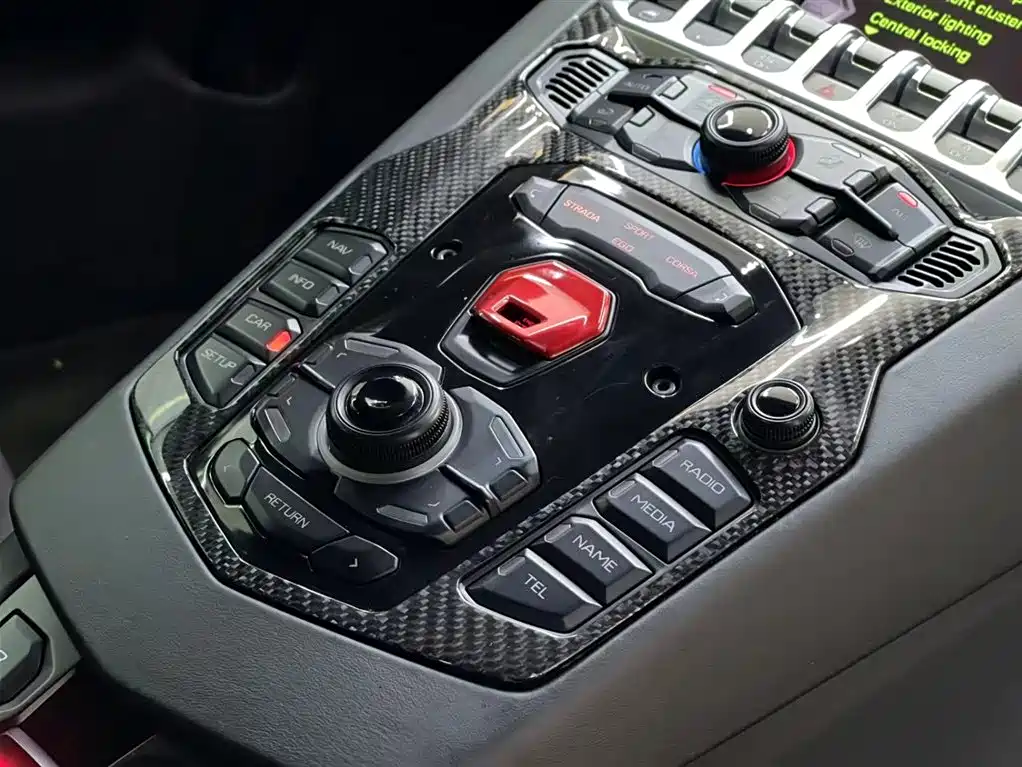 LAMBORGHINI AVENTADOR