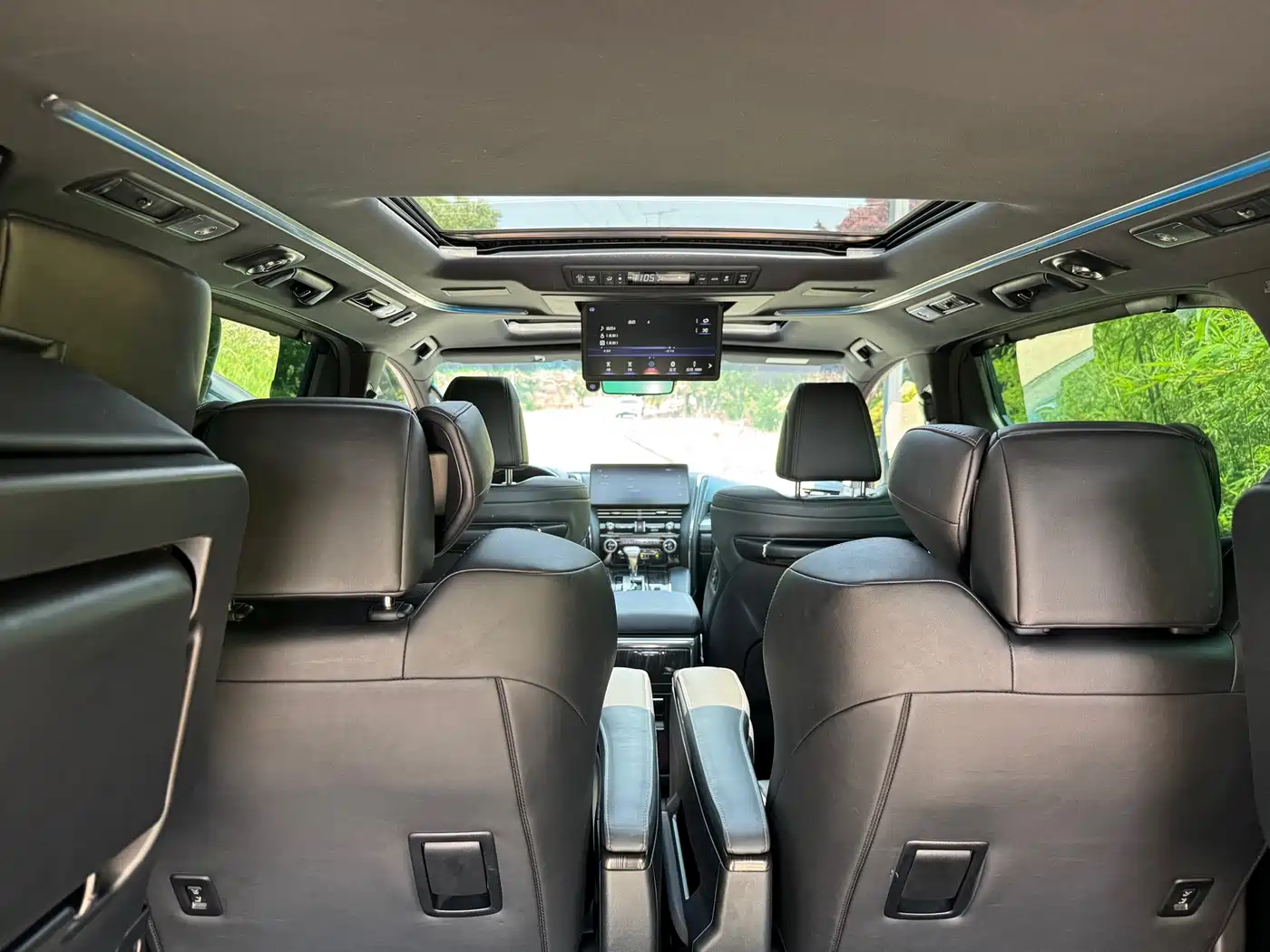 Lexus LM 2020 300h Seven-Seater Elegance Edition фото 12