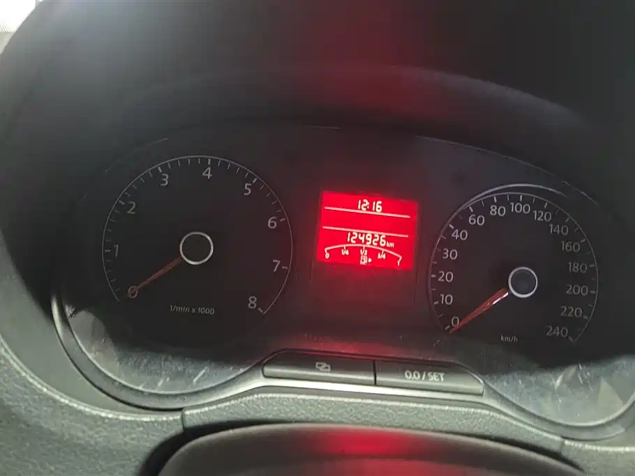 Volkswagen Polo 2013 1.6L Automatic Comfort Edition фото 14